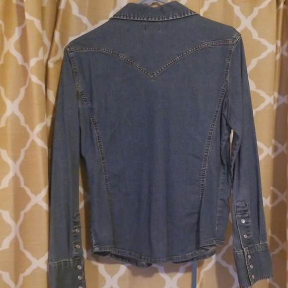 Levi's women's denim western style shirt - Picture 4 of 5